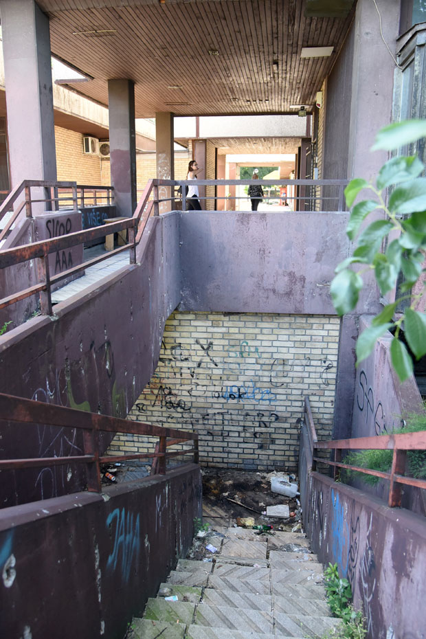 Хорор блок затрпан смећем 